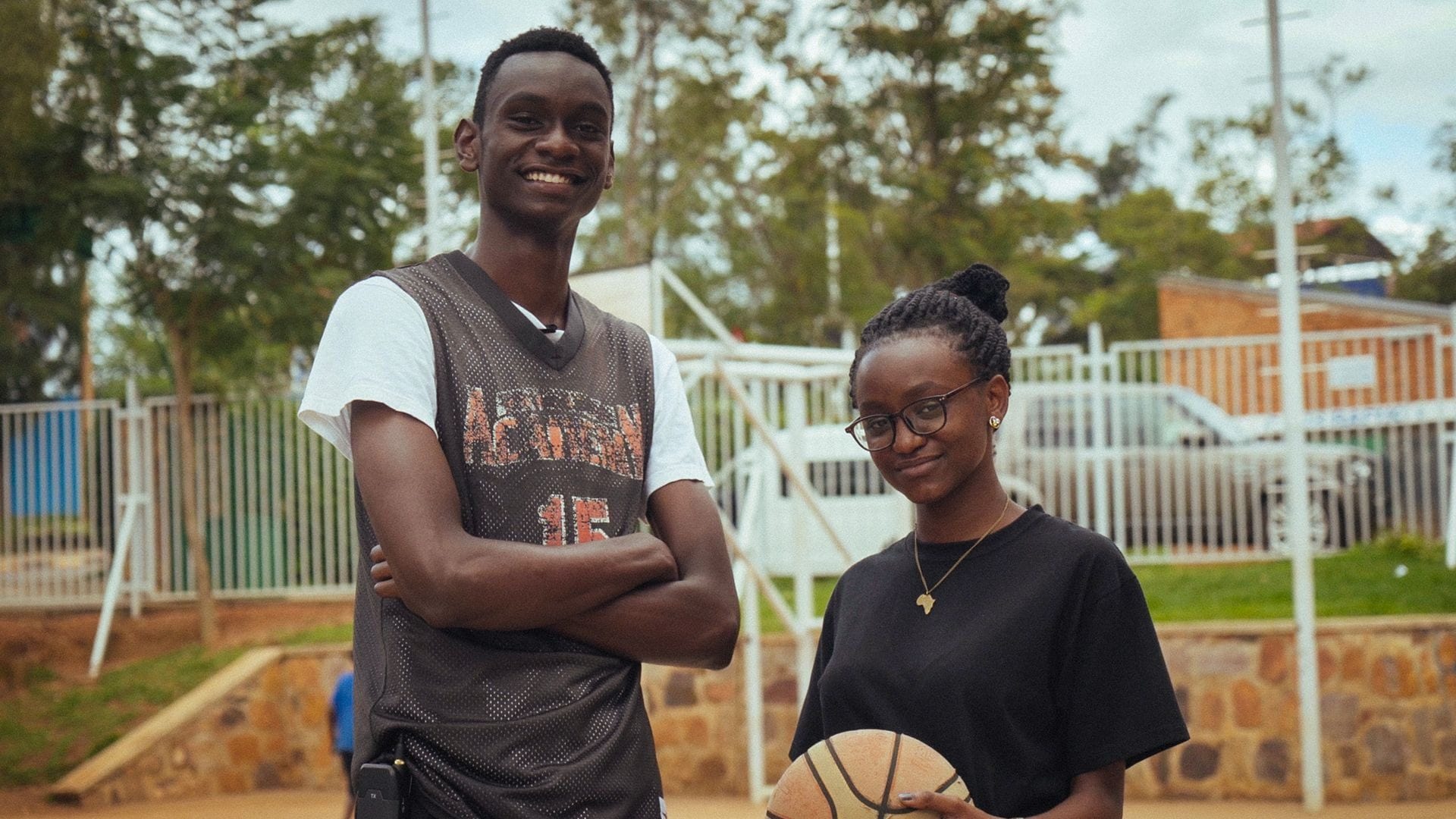Jung und ruandisch